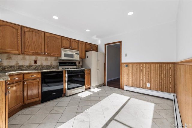 20 Alex Lane 1, Glen Cove, NY 11542