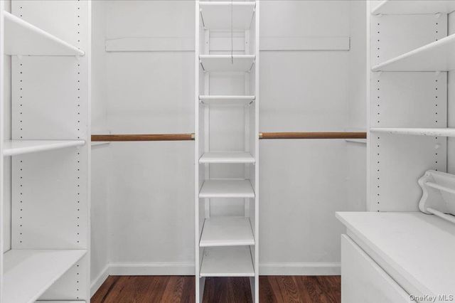 20 Alex Lane 1, Glen Cove, NY 11542