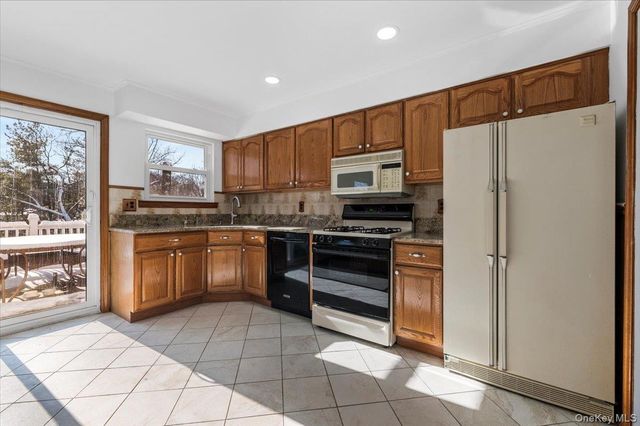 20 Alex Lane 1, Glen Cove, NY 11542