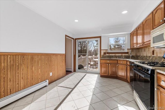 20 Alex Lane 1, Glen Cove, NY 11542