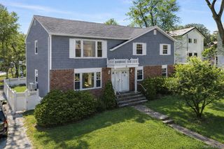 20 Alex Lane 1, Glen Cove, NY 11542