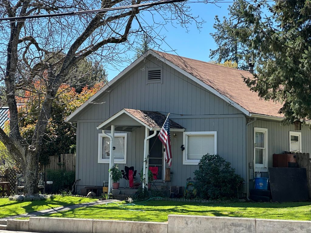1111 NW B Street, Grants Pass, OR 97526
