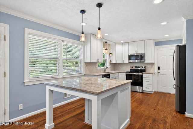 3907 Burning Bush Rd, Louisville, KY 40241
