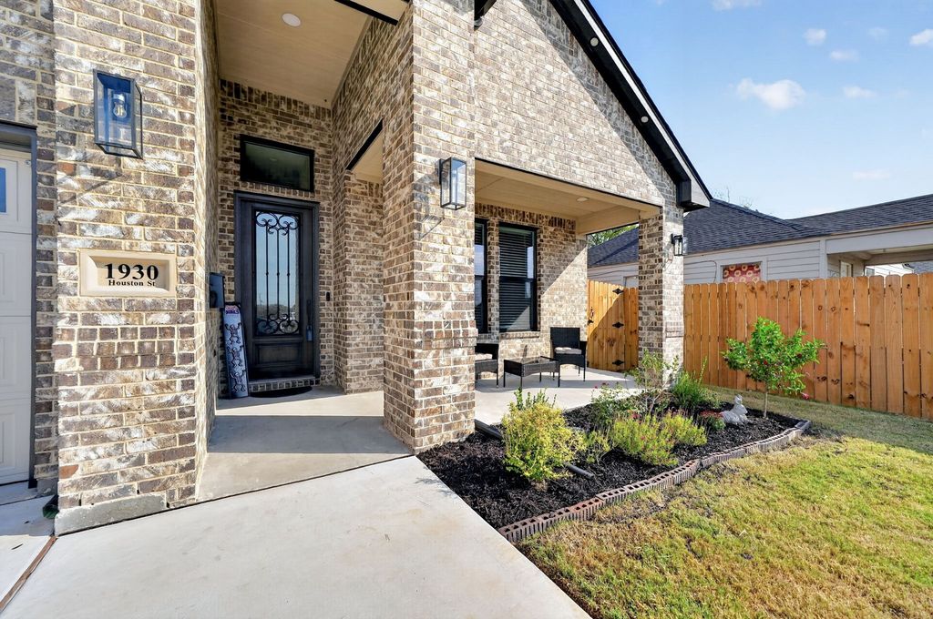 1930 Houston Street, Grand Prairie, TX 75050 — photo 3