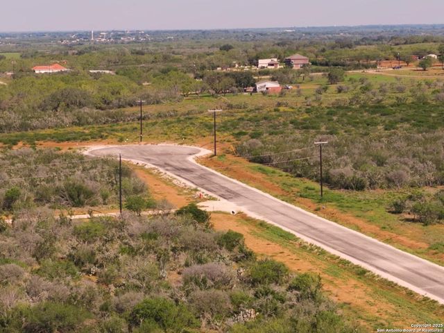 129 CR 2644, Moore, TX 78057