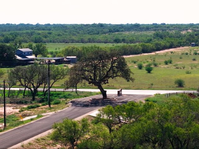 129 CR 2644, Moore, TX 78057
