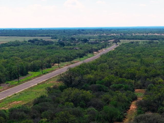 129 CR 2644, Moore, TX 78057