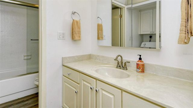 6044 W PEPPERTREE WAY 233B, Sarasota, FL 34242