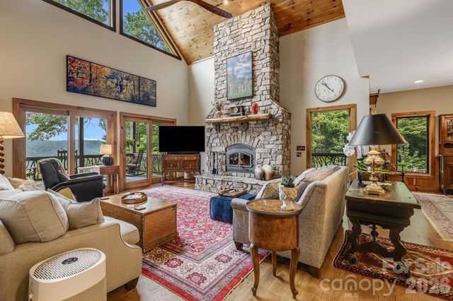 138 Bear Paw Drive, Brevard, NC 28712