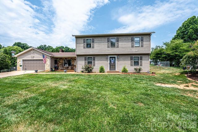 5976 Gold Creek Estate Drive, Hickory, NC 28601