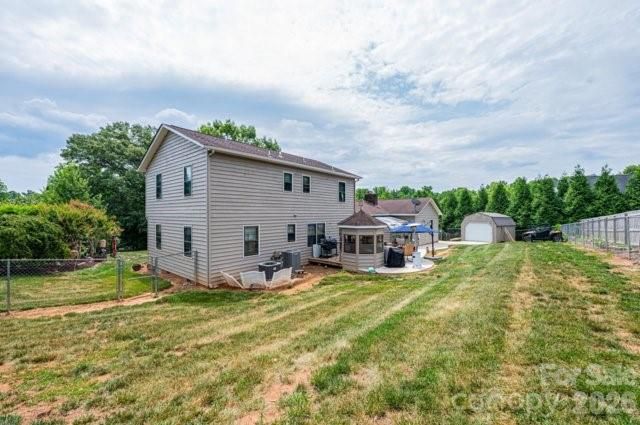 5976 Gold Creek Estate Drive, Hickory, NC 28601
