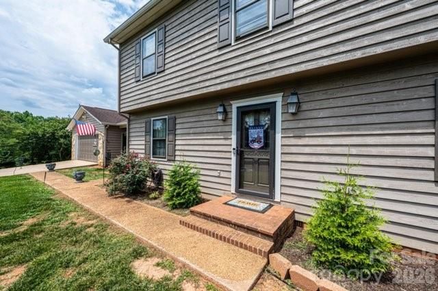 5976 Gold Creek Estate Drive, Hickory, NC 28601
