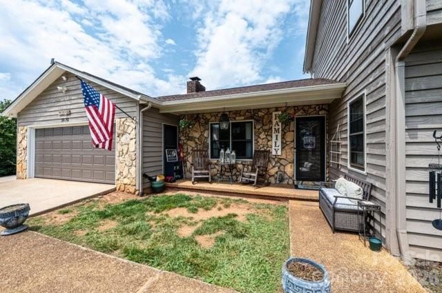 5976 Gold Creek Estate Drive, Hickory, NC 28601
