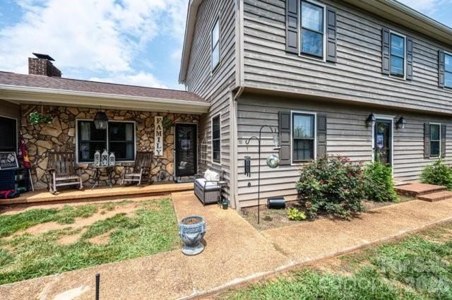5976 Gold Creek Estate Drive, Hickory, NC 28601
