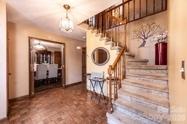 5976 Gold Creek Estate Drive, Hickory, NC 28601