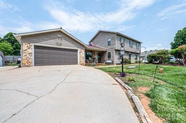 5976 Gold Creek Estate Drive, Hickory, NC 28601