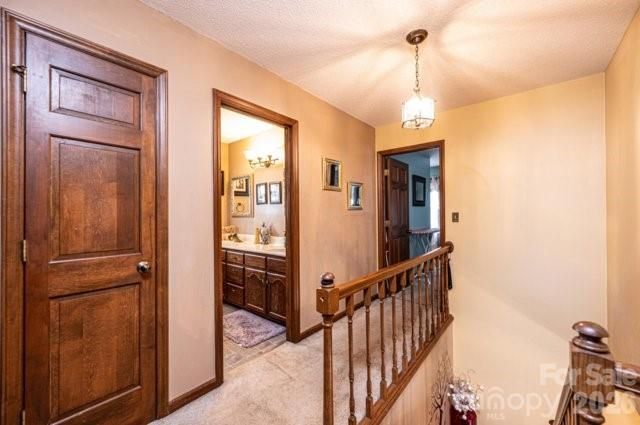 5976 Gold Creek Estate Drive, Hickory, NC 28601