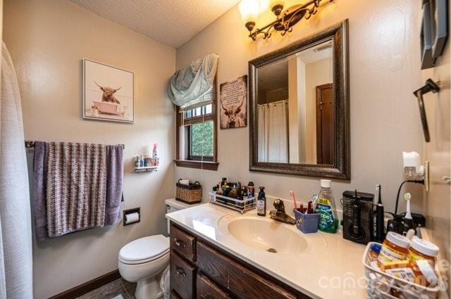 5976 Gold Creek Estate Drive, Hickory, NC 28601