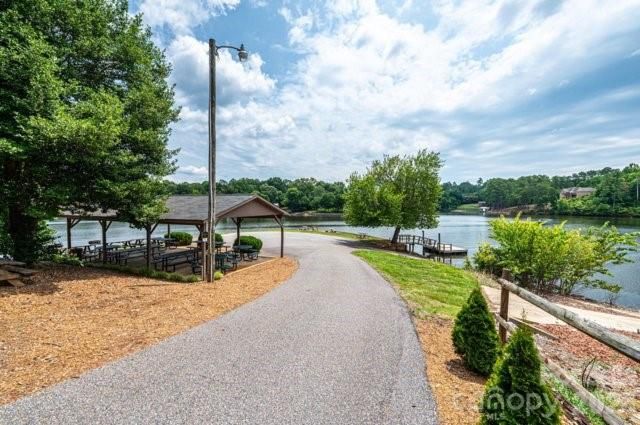 5976 Gold Creek Estate Drive, Hickory, NC 28601