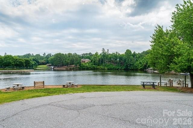 5976 Gold Creek Estate Drive, Hickory, NC 28601
