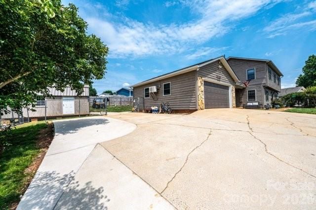 5976 Gold Creek Estate Drive, Hickory, NC 28601
