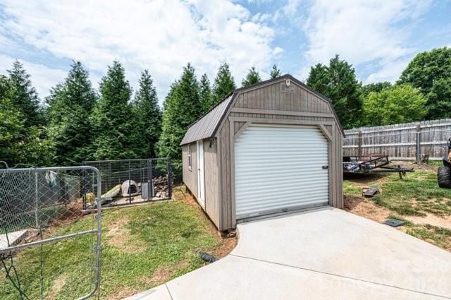 5976 Gold Creek Estate Drive, Hickory, NC 28601