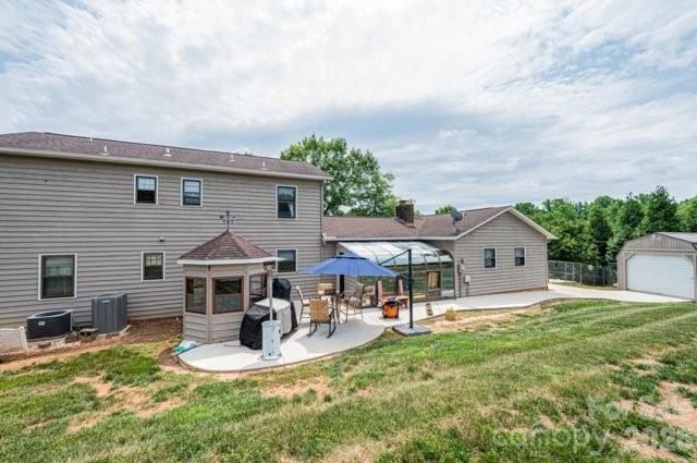 5976 Gold Creek Estate Drive, Hickory, NC 28601