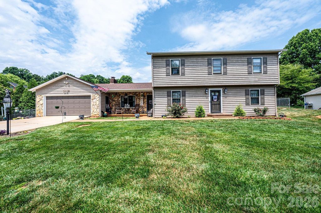 5976 Gold Creek Estate Drive, Hickory, NC 28601