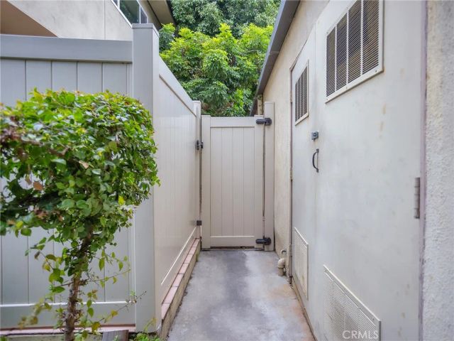 11138 Aqua Vista Street 18, Studio City, CA 91602