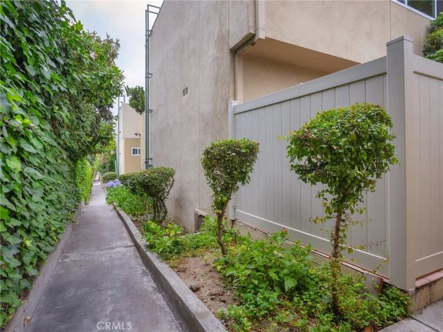 11138 Aqua Vista Street 18, Studio City, CA 91602