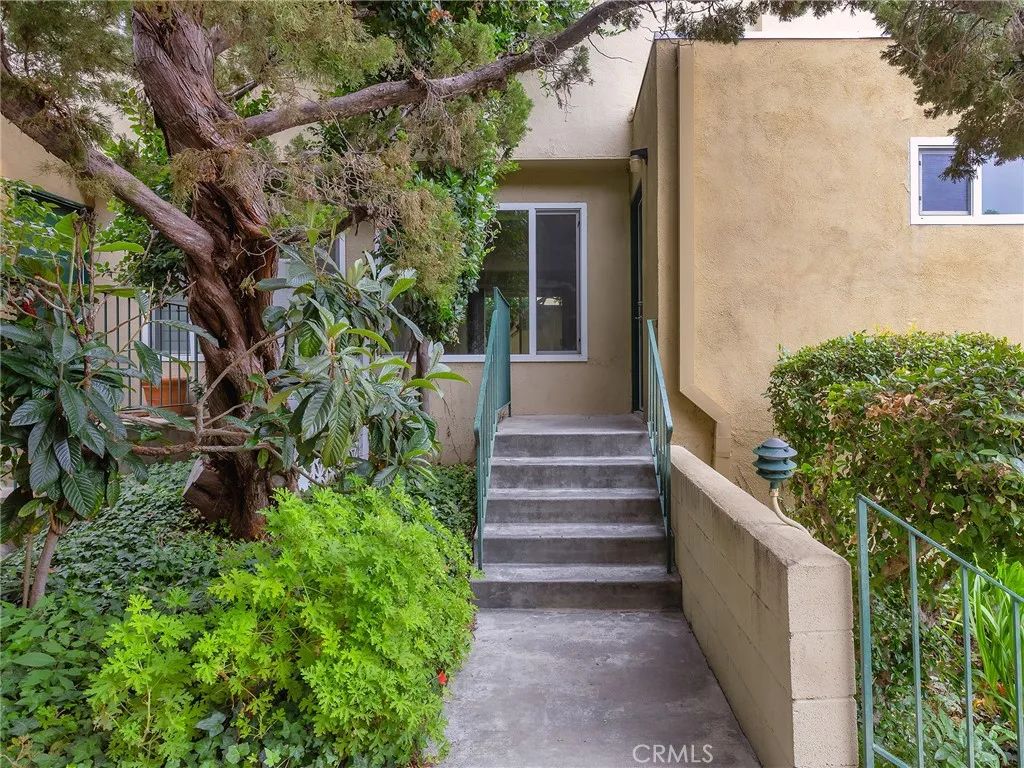 11138 Aqua Vista Street 18, Studio City, CA 91602