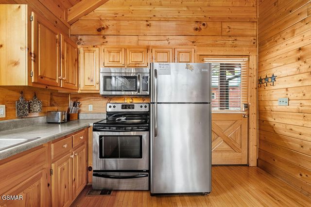 3229 White Falcon Way, Pigeon Forge, TN 37863