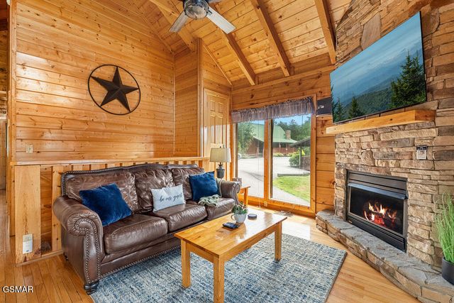 3229 White Falcon Way, Pigeon Forge, TN 37863