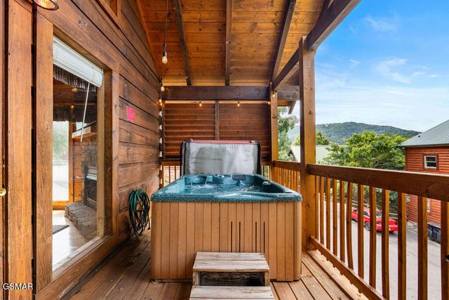 3229 White Falcon Way, Pigeon Forge, TN 37863