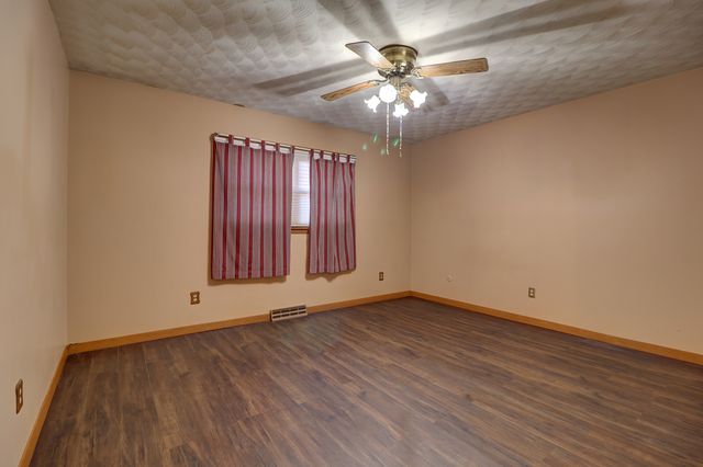 3016 Schick Court, Clinton, IA 52732