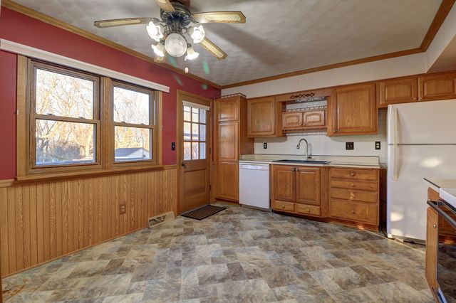 3016 Schick Court, Clinton, IA 52732