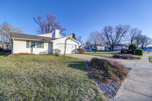 3016 Schick Court, Clinton, IA 52732