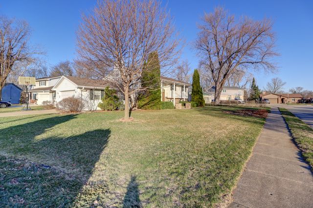 3016 Schick Court, Clinton, IA 52732