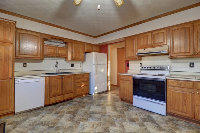 3016 Schick Court, Clinton, IA 52732