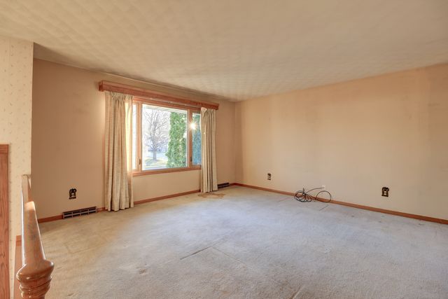 3016 Schick Court, Clinton, IA 52732