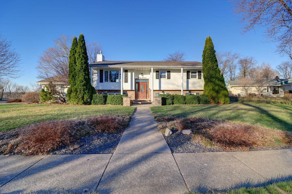 3016 Schick Court, Clinton, IA 52732