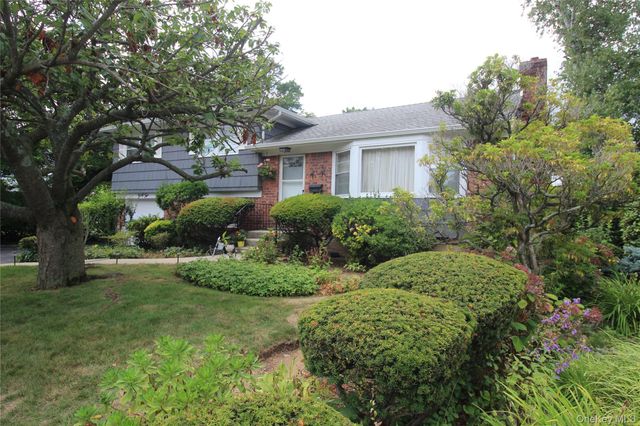 42 Foster Avenue, Malverne, NY 11565