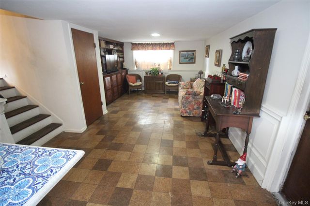 42 Foster Avenue, Malverne, NY 11565