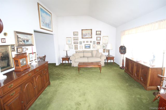 42 Foster Avenue, Malverne, NY 11565