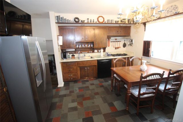42 Foster Avenue, Malverne, NY 11565