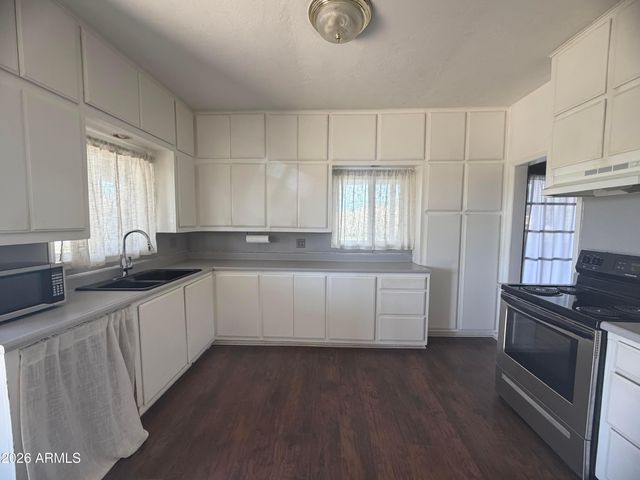 1328 E Maddock Road, Phoenix, AZ 85086