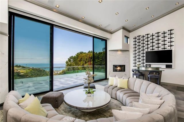 2135 Hillview Drive, Laguna Beach, CA 92651