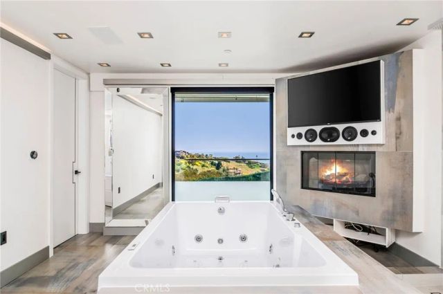 2135 Hillview Drive, Laguna Beach, CA 92651