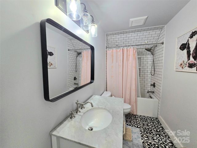 565 School Road, Asheville, NC 28803