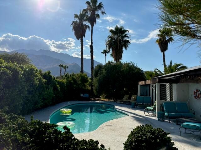 1385 E Via Escuela, Palm Springs, CA 92262